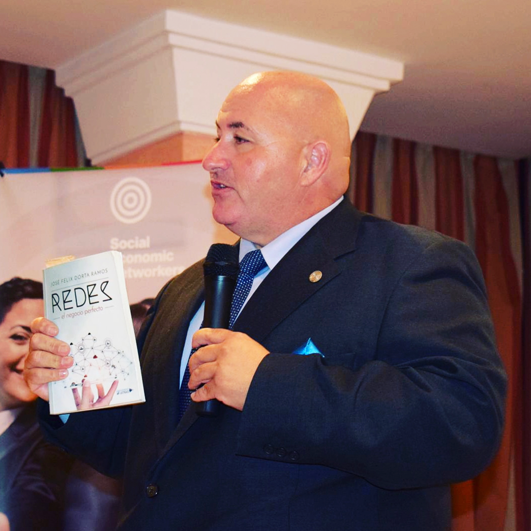 Una foto de Jesús sobrino con un micrófono en la mano presentando el libro de Redes de José Feliz Dorta Ramos.